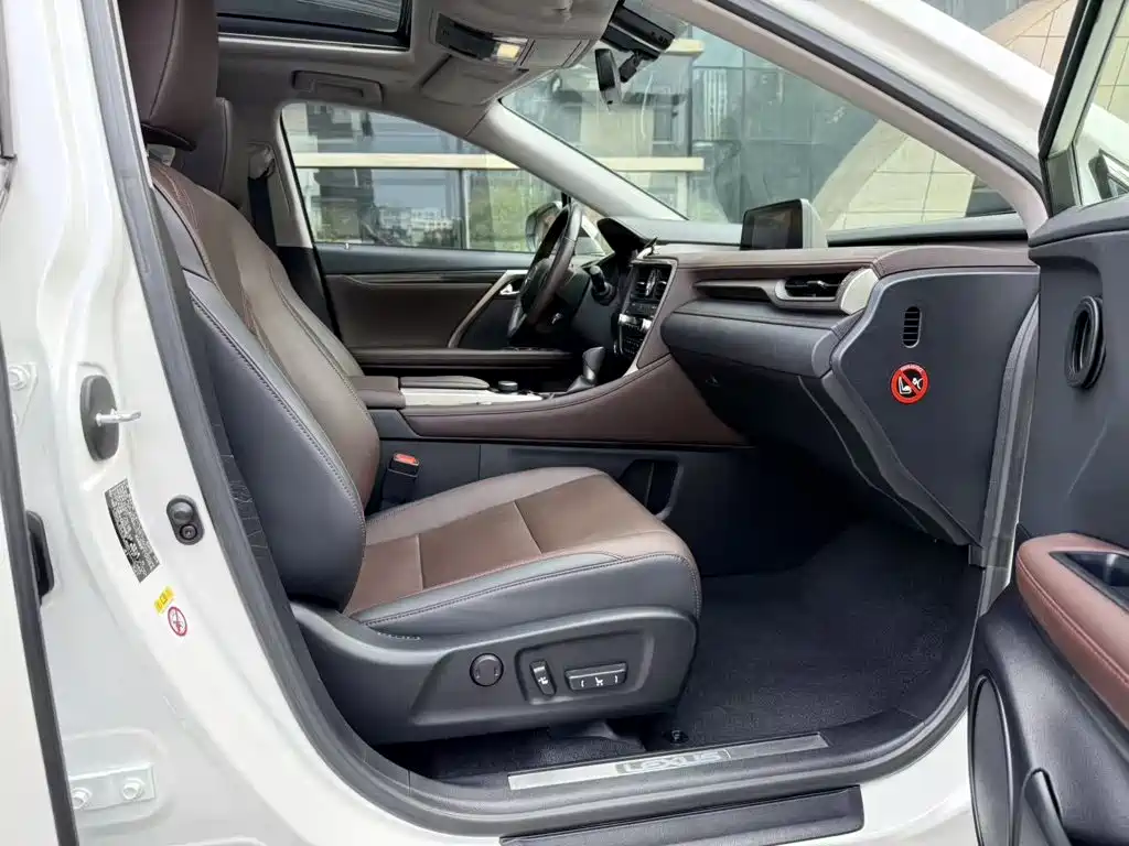 Photo 4 - Lexus RX