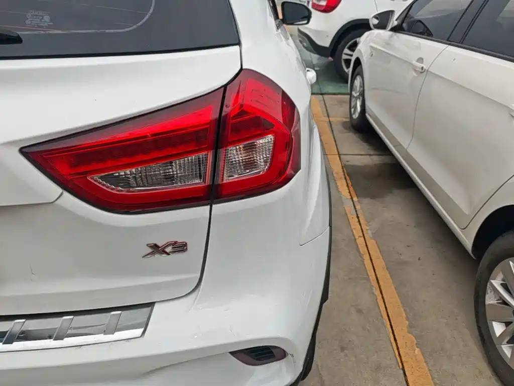Фото 8 - Geely Vision X3