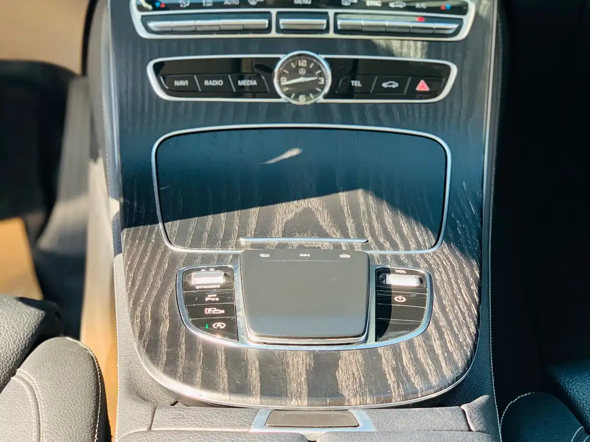 Фото 20 - Mercedes-Benz E-Class
