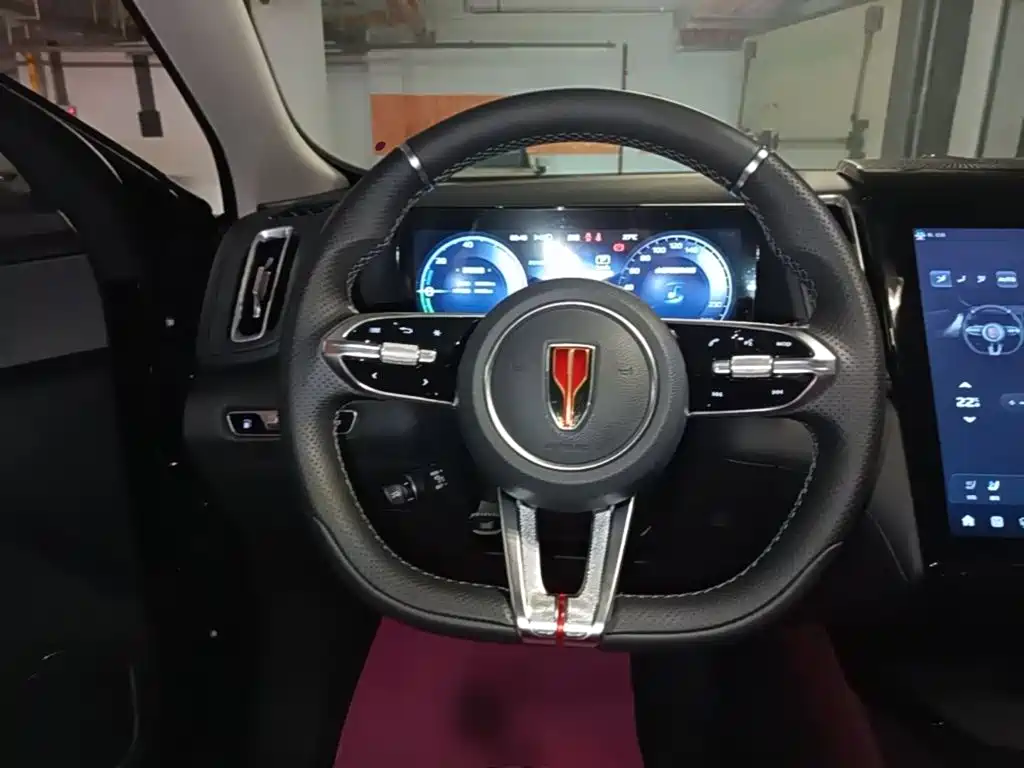 Фото 15 - Hongqi HS3 PHEV