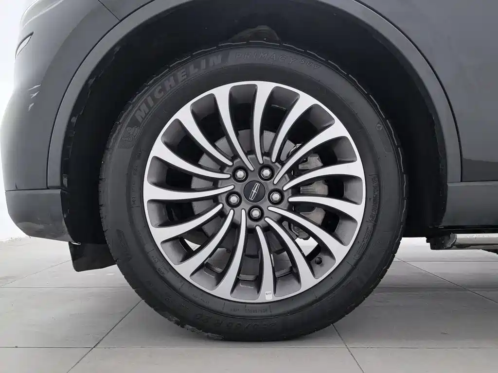 Photo 17 - Lincoln Aviator