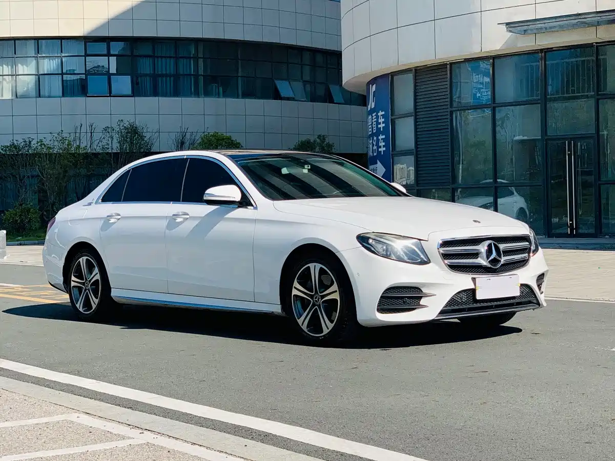 Фото 3 - Mercedes-Benz E-Class
