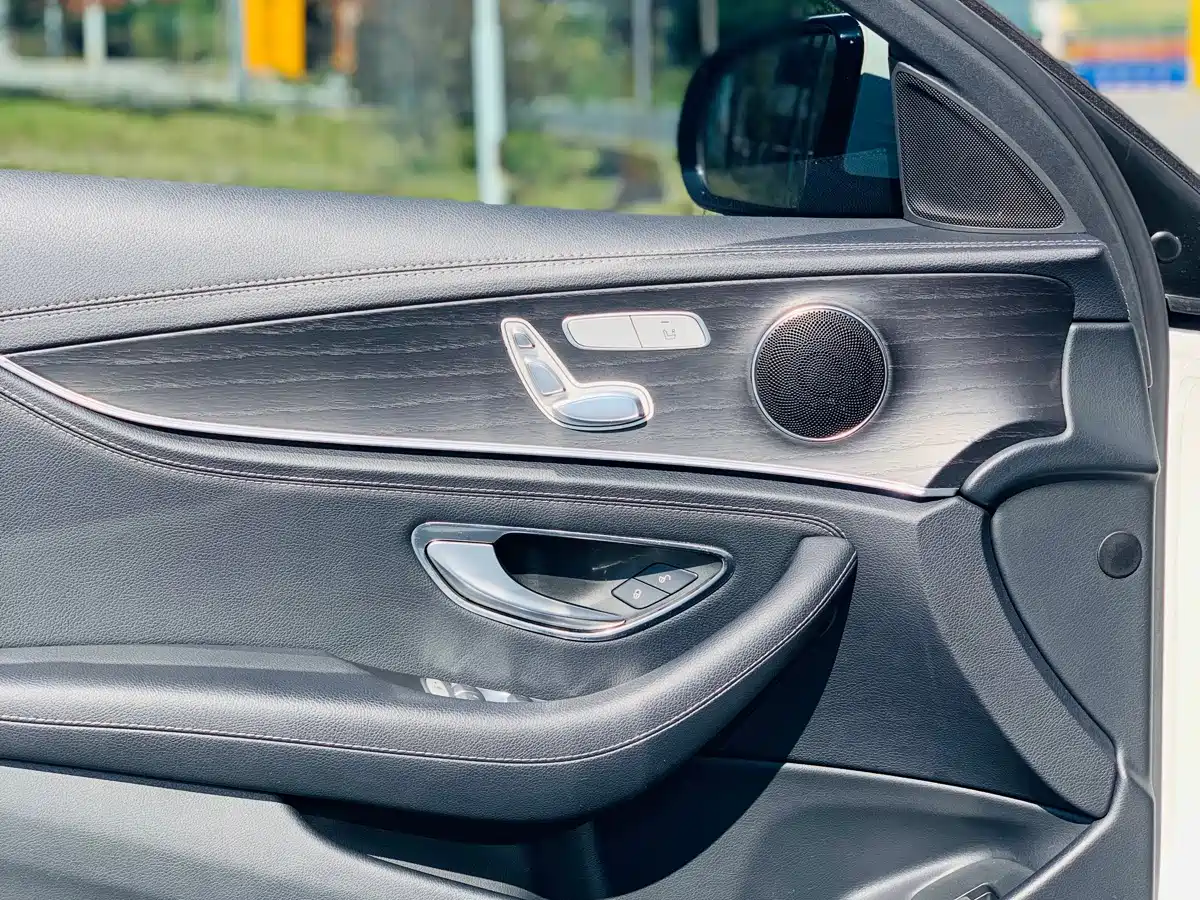 Фото 23 - Mercedes-Benz E-Class