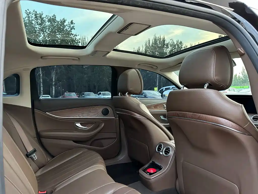 Фото 17 - Mercedes-Benz E-Class