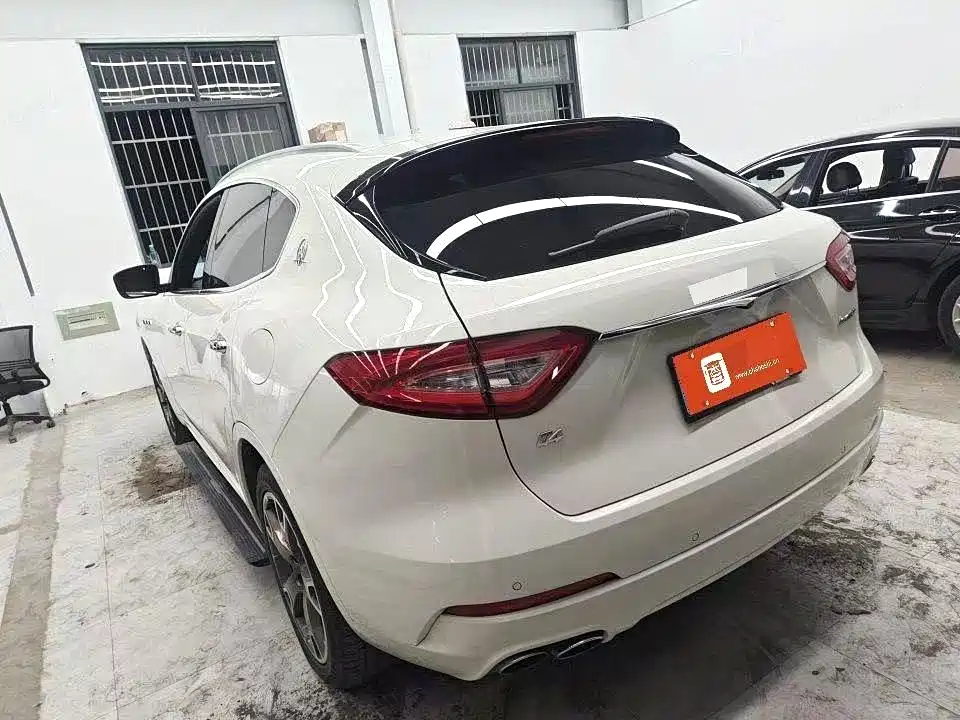 Photo 8 - Maserati Levante