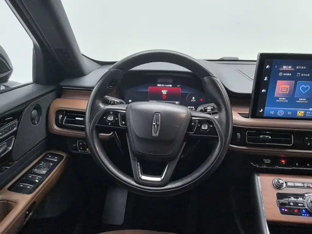 Photo 11 - Lincoln Aviator