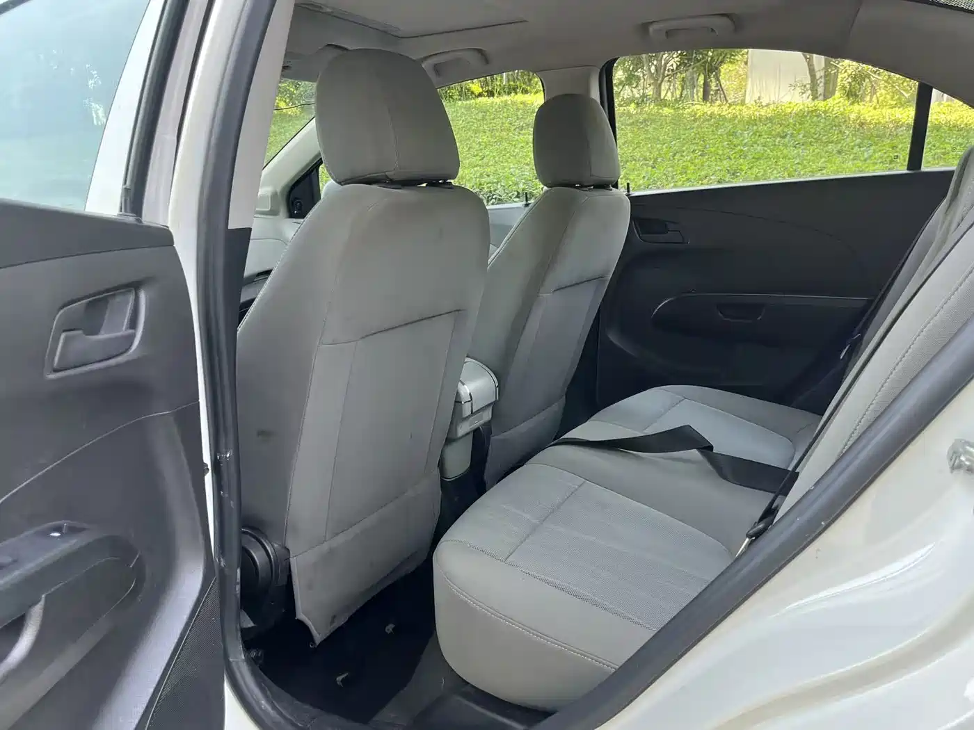 Chevrolet Aveo 2013 Sedan 1.4L AT Sunroof Edition фото 8
