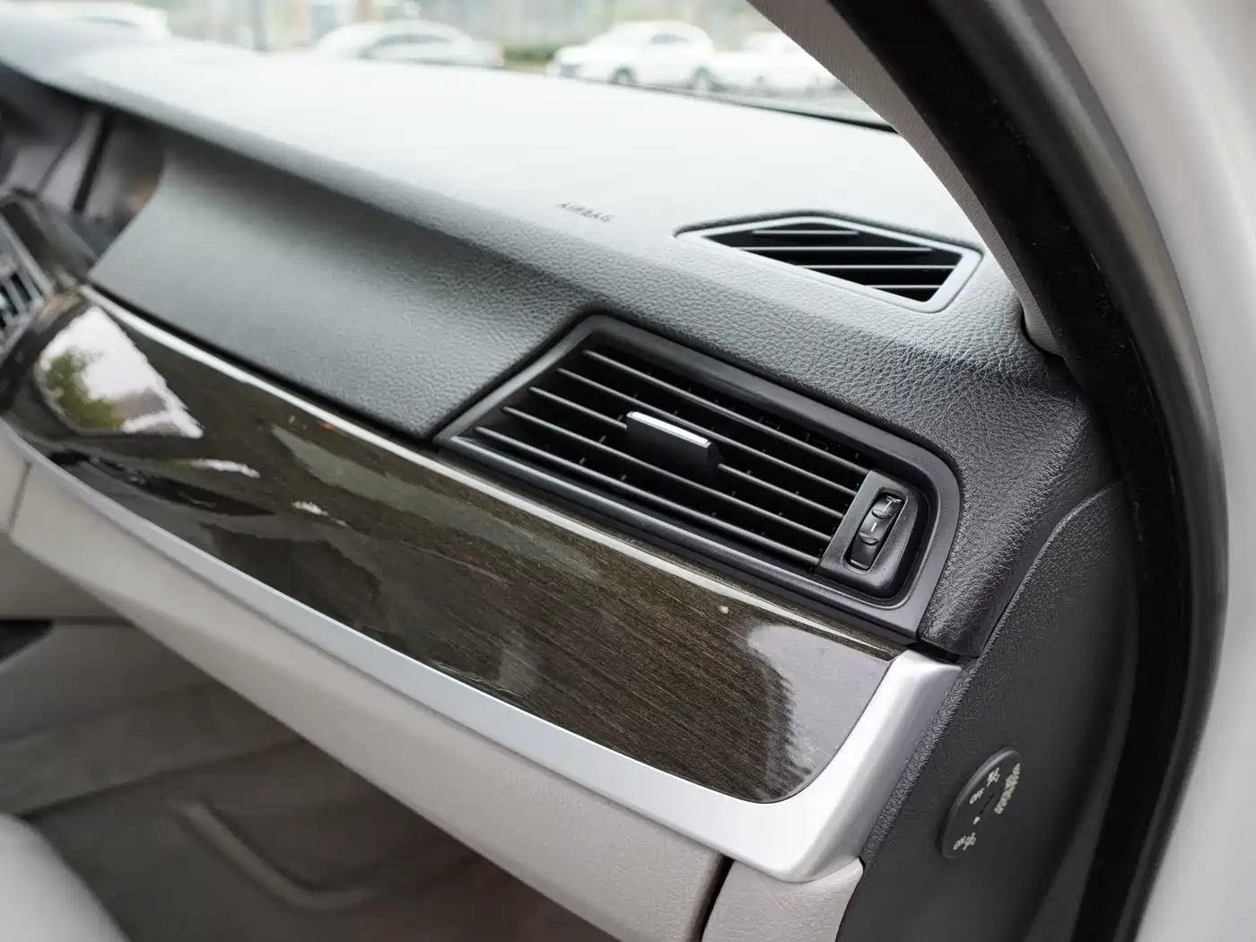 BMW 5 Series 2012 535Li Leadership фото 24