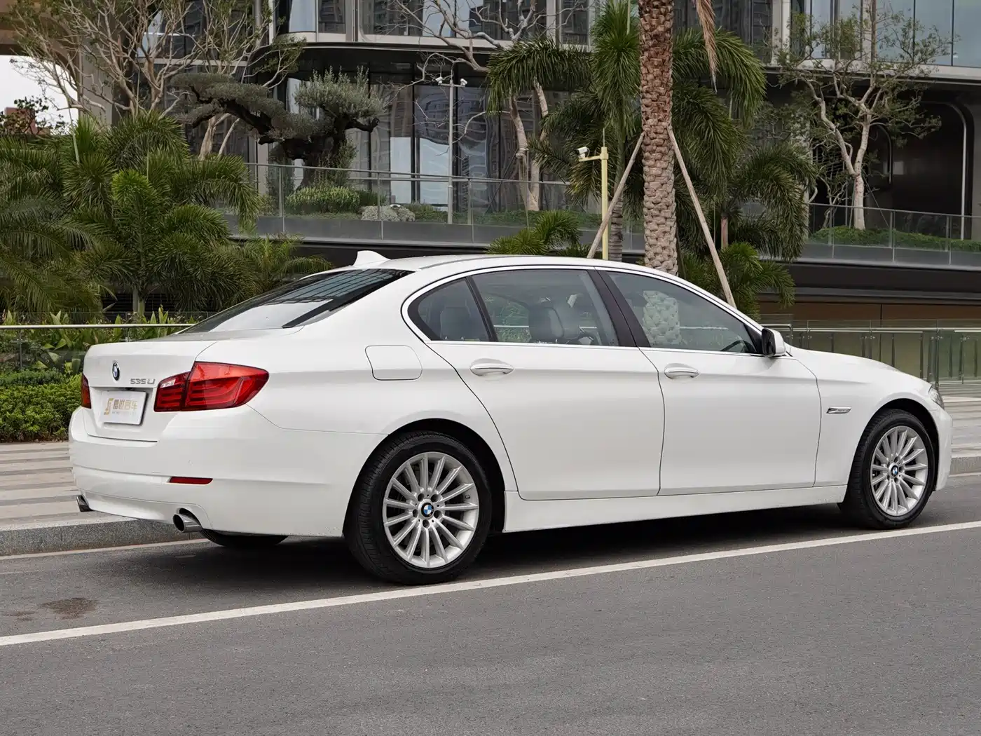BMW 5 Series 2012 535Li Leadership фото 13