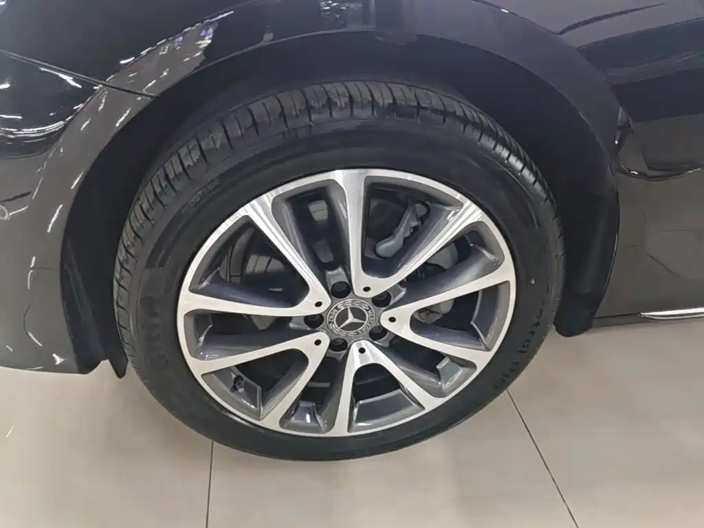 Фото 23 - Mercedes-Benz E-Class