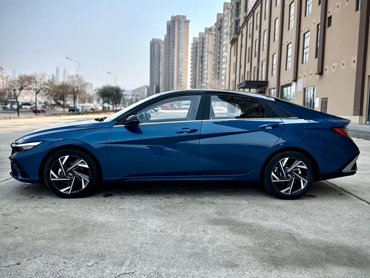 Hyundai Elantra 2023 1.5L CVT TOP Flagship Edition фото 8