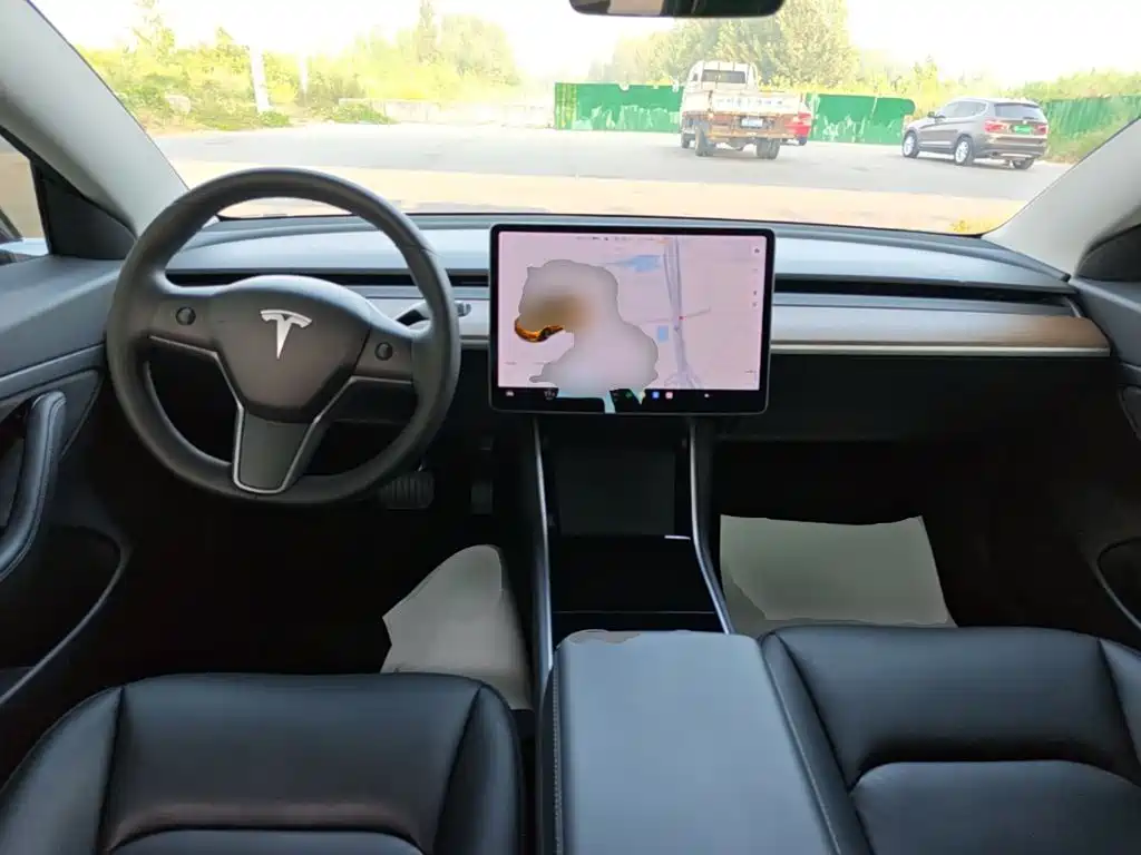 Фото 10 - Tesla Model 3