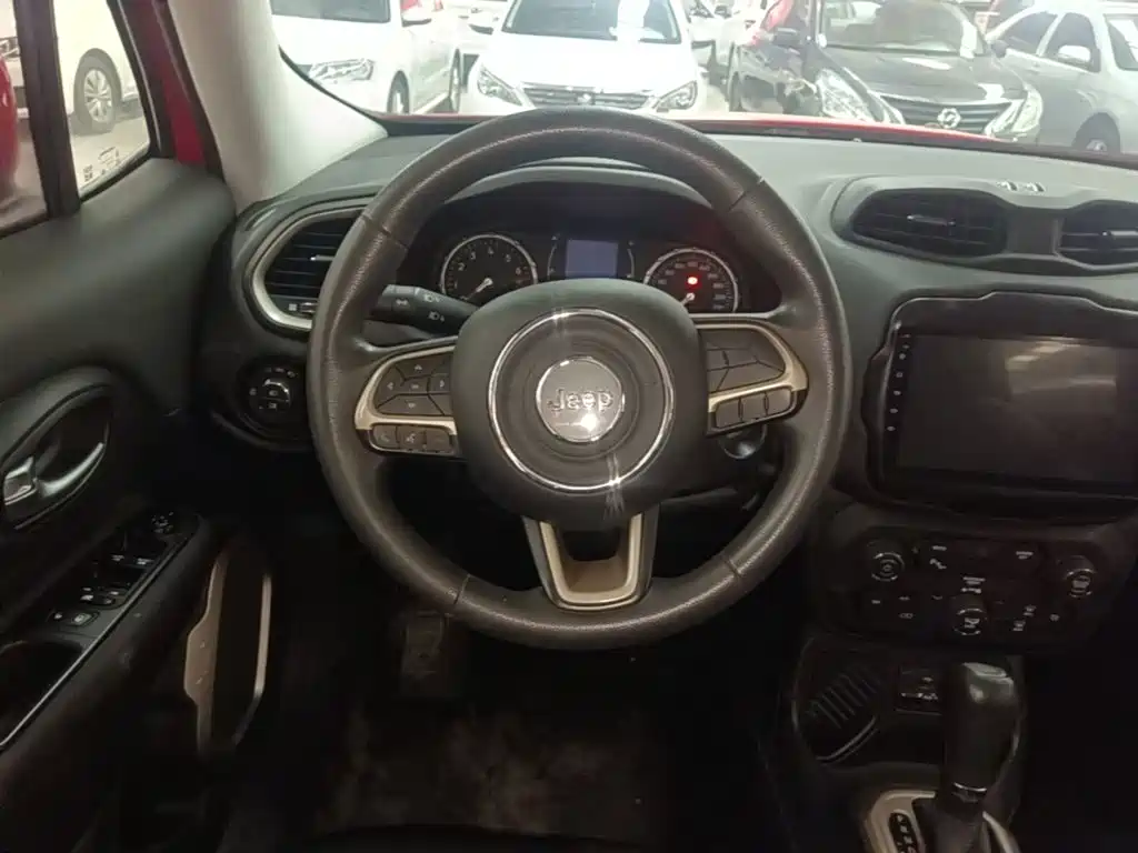 Photo 11 - Jeep Renegade