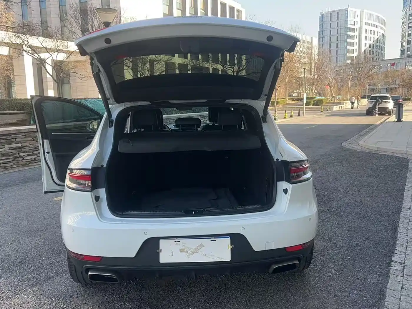 PORSCHE MACAN