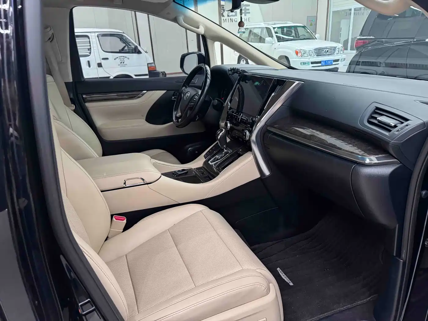 Toyota Vellfire 2021 Crown Hybrid 2.5L HV Supreme Edition фото 4