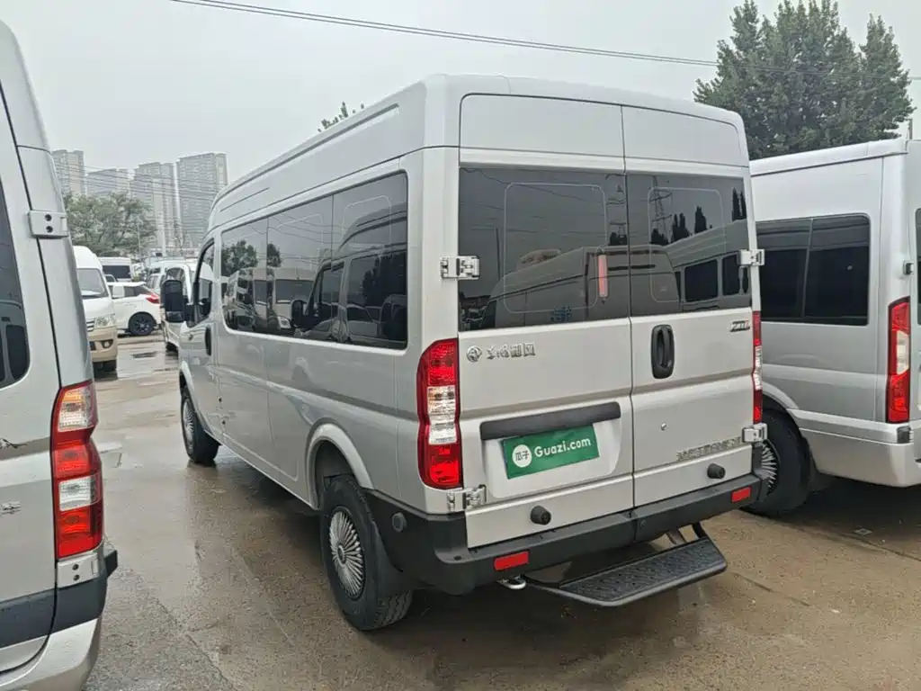 Dongfeng Yufeng Yufeng 2026 2023 V9+ 2.0T Manual FWD Multi-purpose Medium Wheelbase Medium Roof 7/8/9 Seater