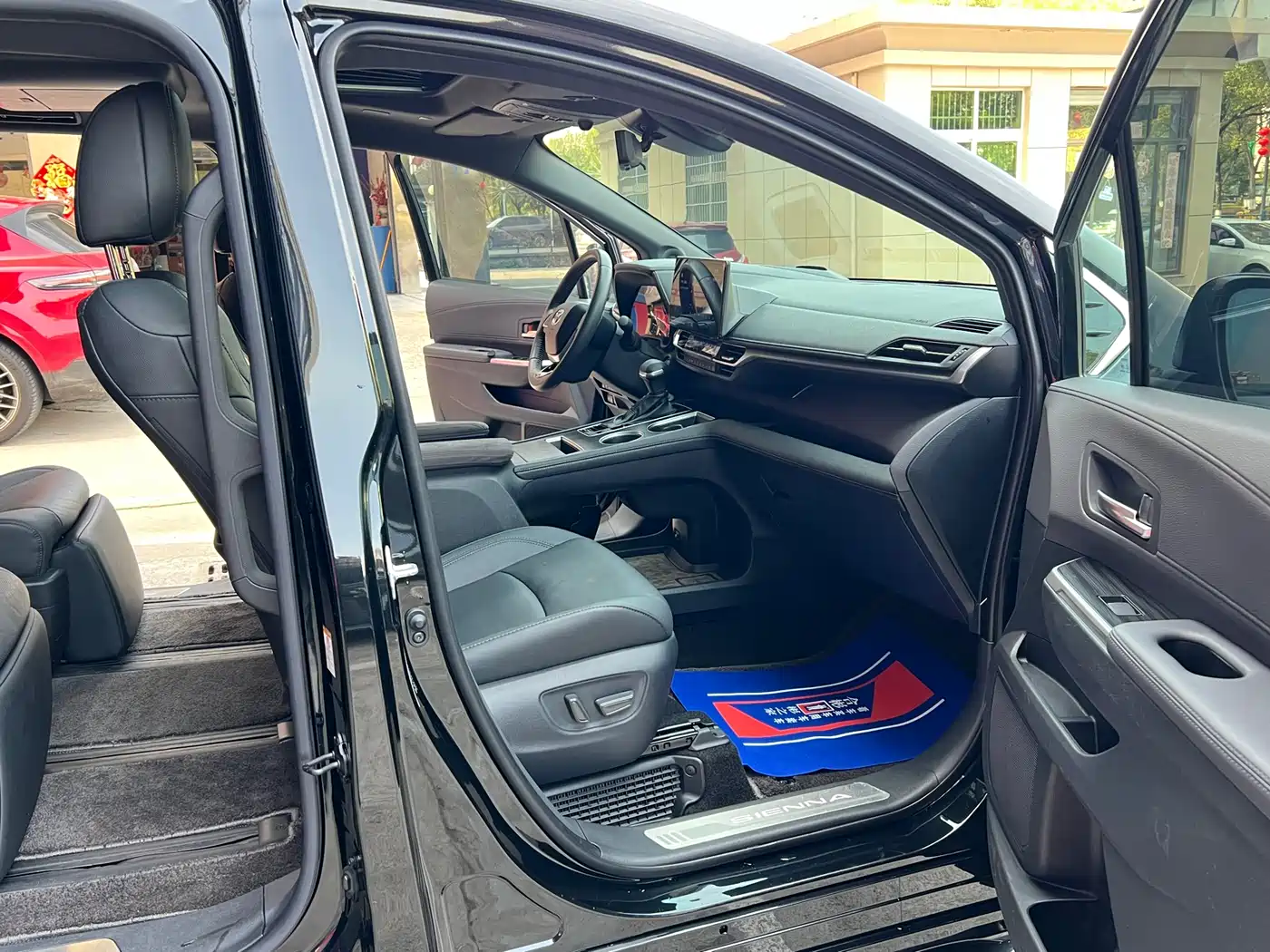 Toyota Sienna 2023 2.5L Hybrid Platinum Edition фото 36