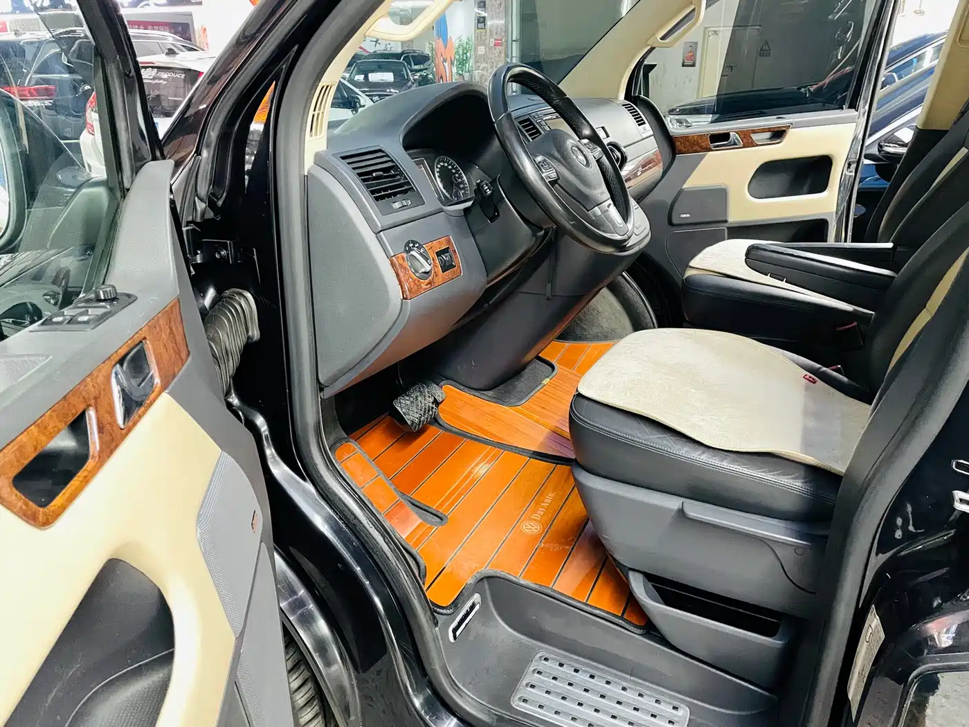 Volkswagen Multivan 2012 2.0TSI 4WD Premium фото 7