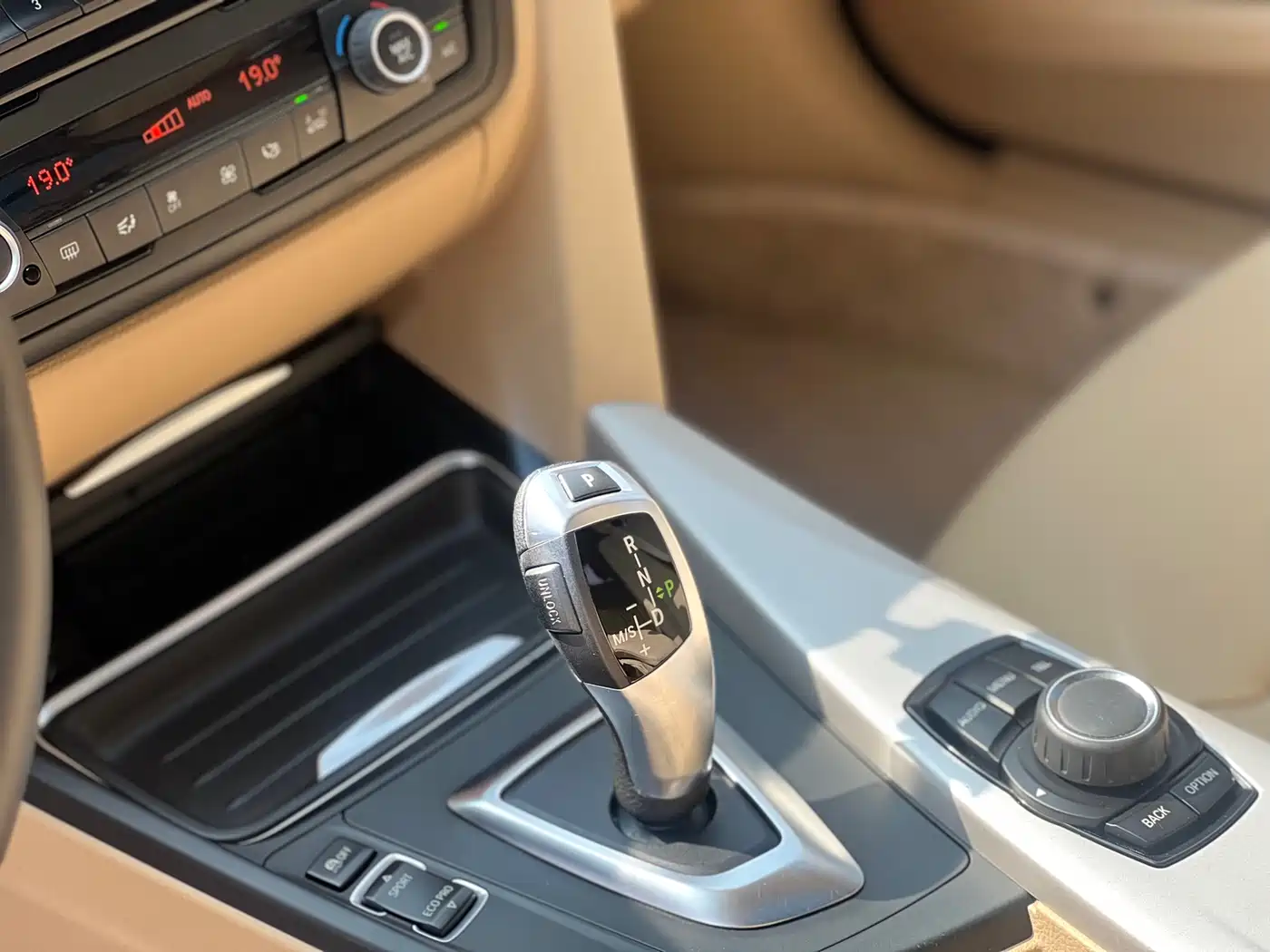 BMW 3 Series GT 2013 Model 320i Leading фото 12