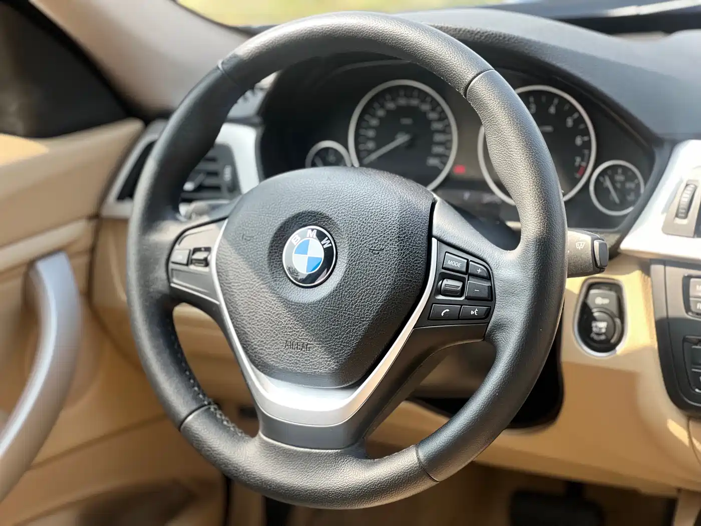 BMW 3 Series GT 2013 Model 320i Leading фото 11