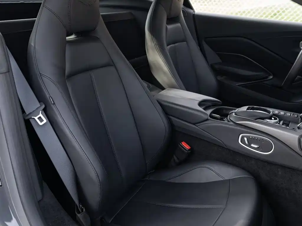 ASTON MARTIN V8 VANTAGE