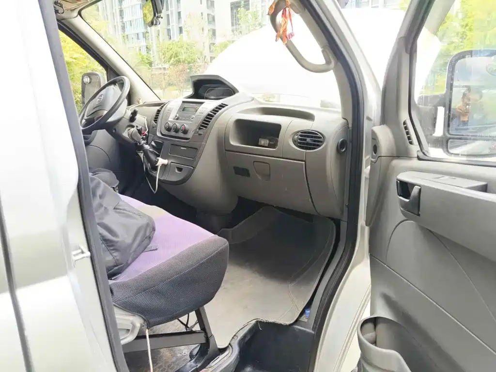 SAIC Maxus Xintu V80 2016 2017 2.5T 6-speed manual Aoyun Tong China V short wheelbase medium roof 5/6/10 seats