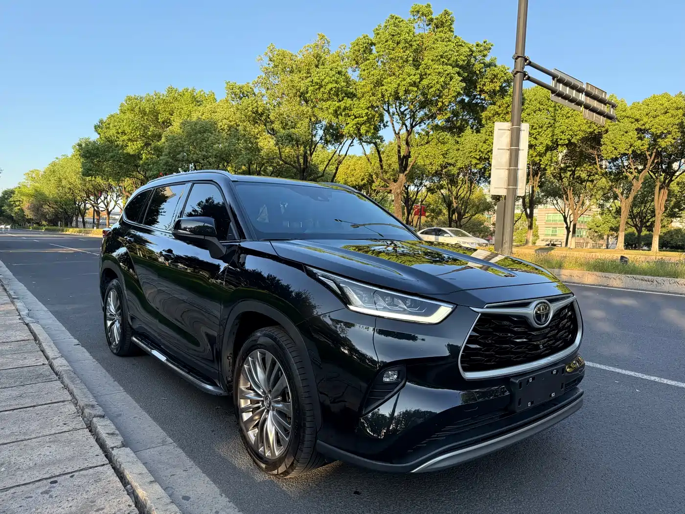 Toyota Highlander 2022 380T 4WD Luxury 7-Seater фото 3