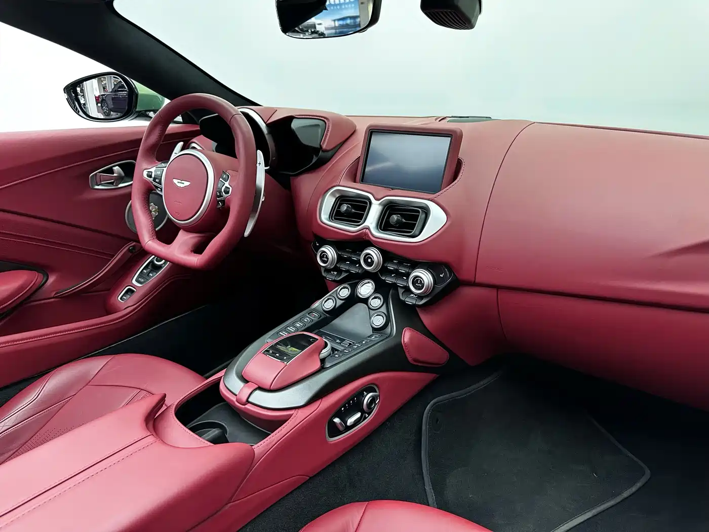 ASTON MARTIN V8 VANTAGE