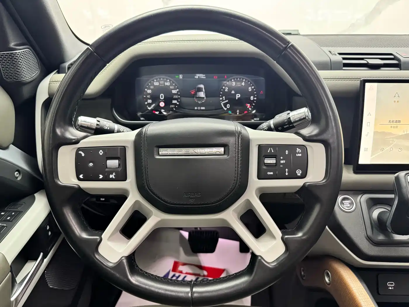 Land Rover Defender 2022 110 P400 Dark Special Edition фото 10
