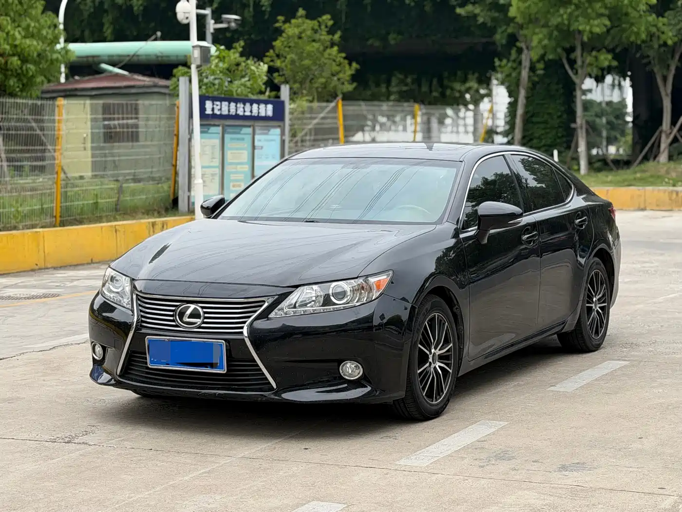 Photo 1 - Lexus ES