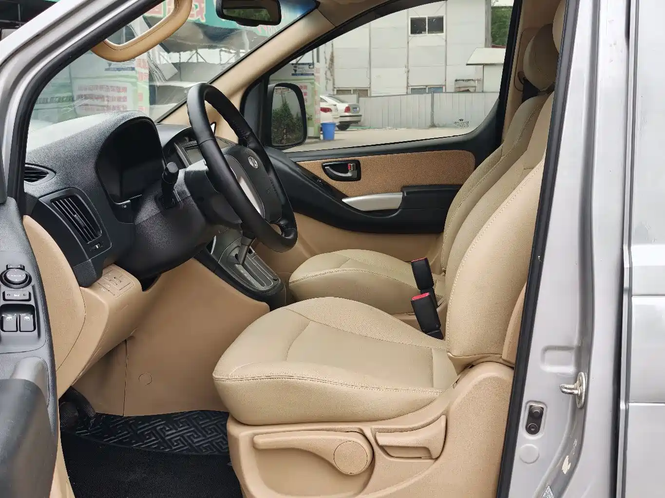 Hyundai H-1 Grand Starex 2011 2.4L Luxury Edition фото 4