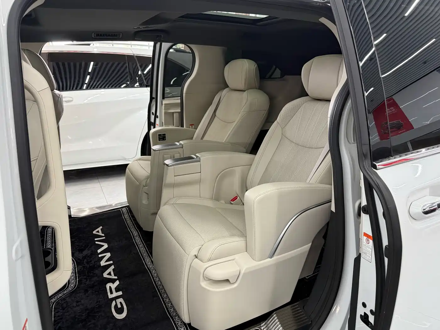 Toyota Granvia 2025 2024 2.5L Hybrid Supreme ULTRA