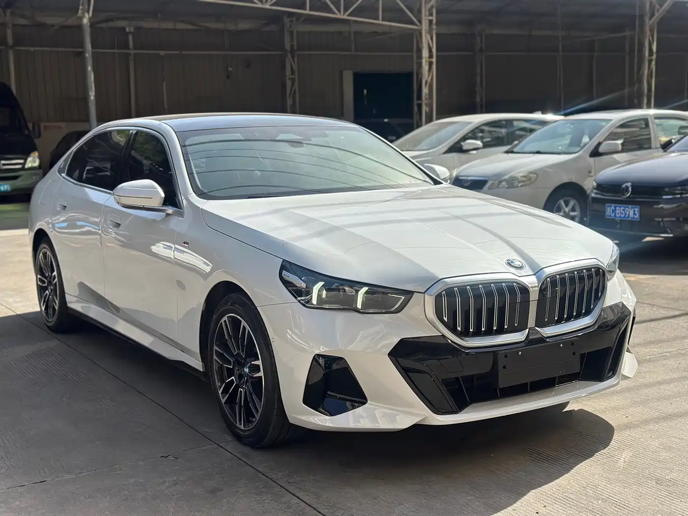 BMW 5 Series 2025 530Li Leading M Sport Package фото 3