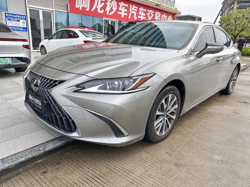 Photo 1 - Lexus ES