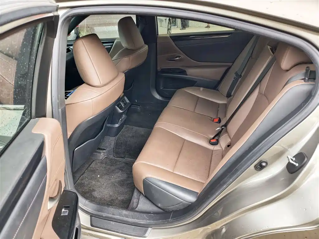 Photo 5 - Lexus ES