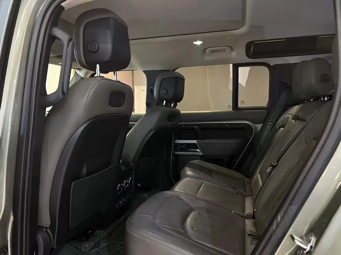 Land Rover Defender 2020 Model 110 P400 HSE фото 6