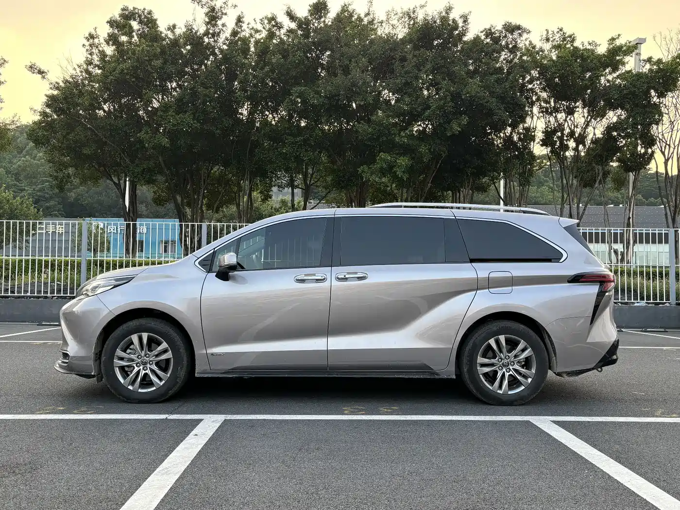 Toyota Sienna 2025 2024 2.5L Hybrid 4WD Premium Edition