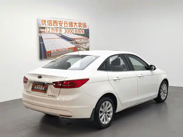 Ford Escort 2015 1.5L Automatic Fashion — фото 2