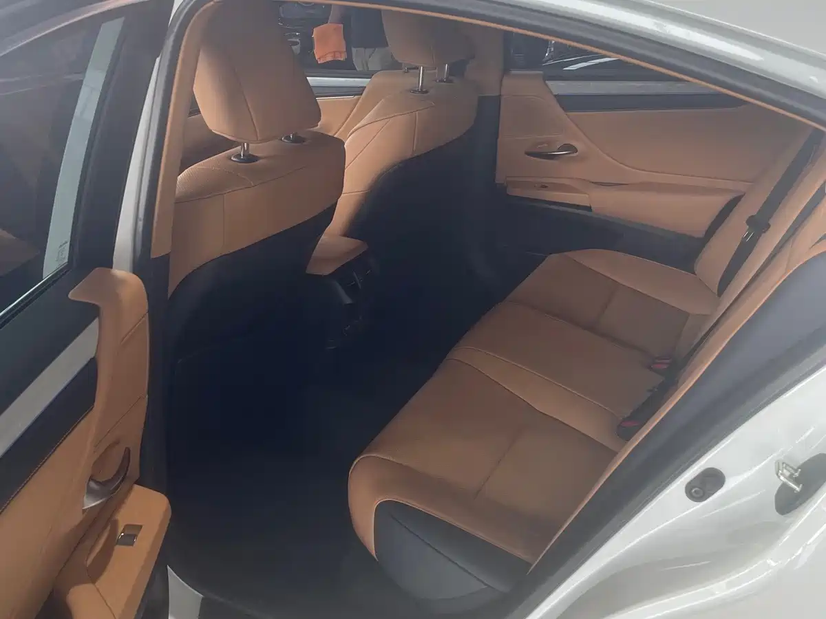 Lexus ES 2026 2025 200 Ultimate Edition