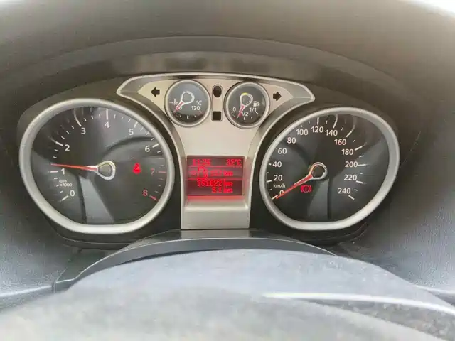 Ford Focus 2012 Hatchback Classic 1.8L Manual Base — фото 4