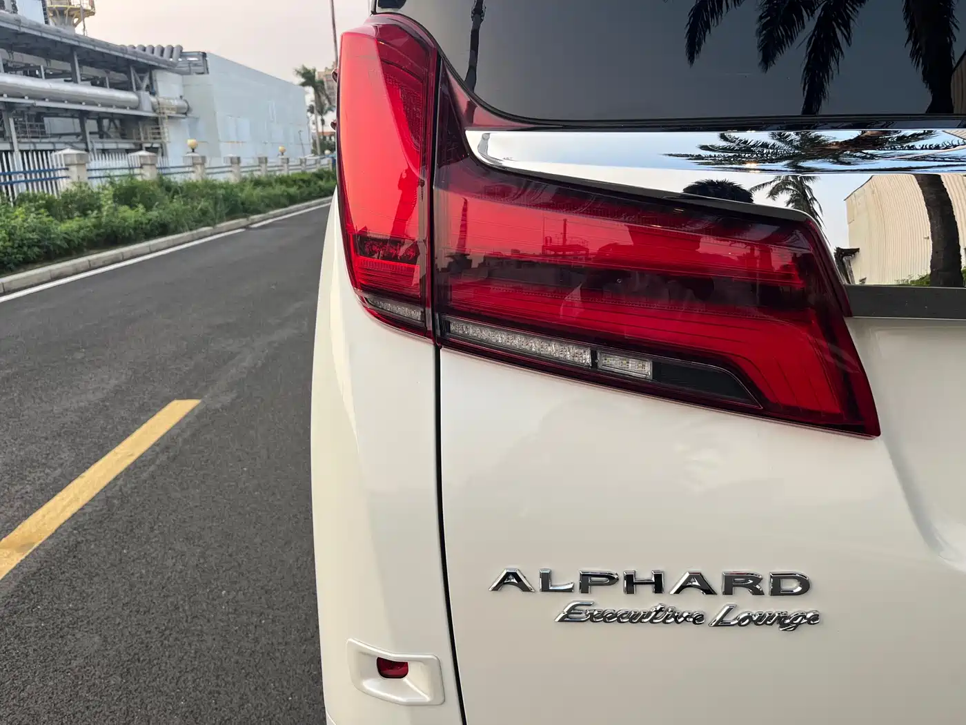 Toyota Alphard 2020 Hybrid 2.5L Premium Edition фото 25