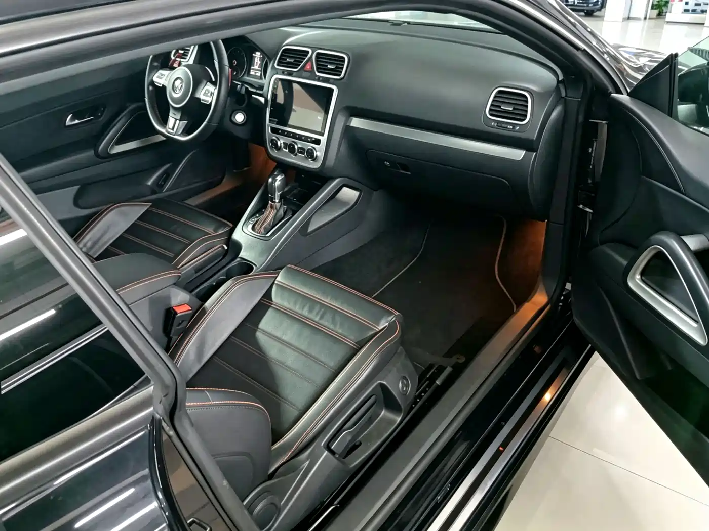 Volkswagen Scirocco 2011 2.0TSI Luxury фото 9