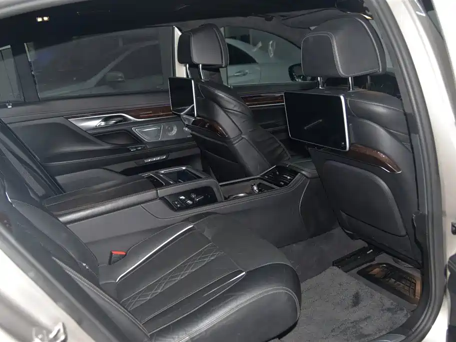 BMW 7 Series 2016 750Li xDrive 4-Seater фото 10