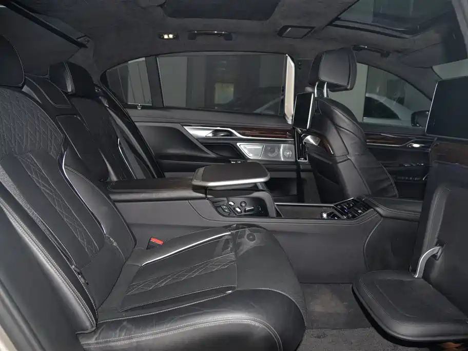 BMW 7 Series 2016 750Li xDrive 4-Seater фото 11