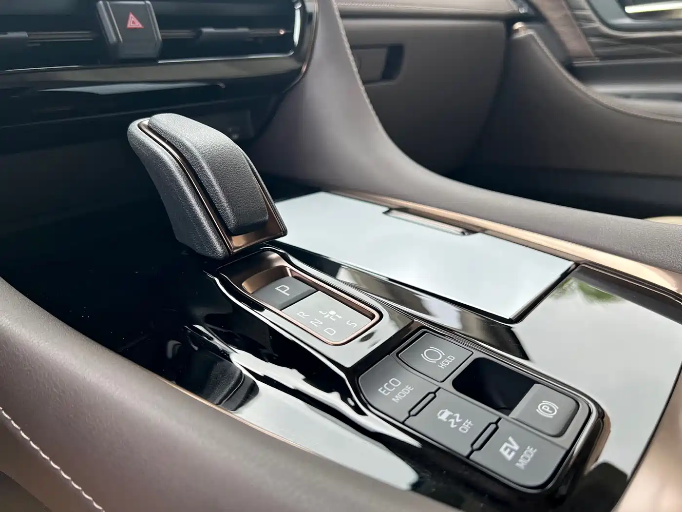 Toyota Alphard 2024 Hybrid 2.5L Ultimate Enjoyment Edition фото 10