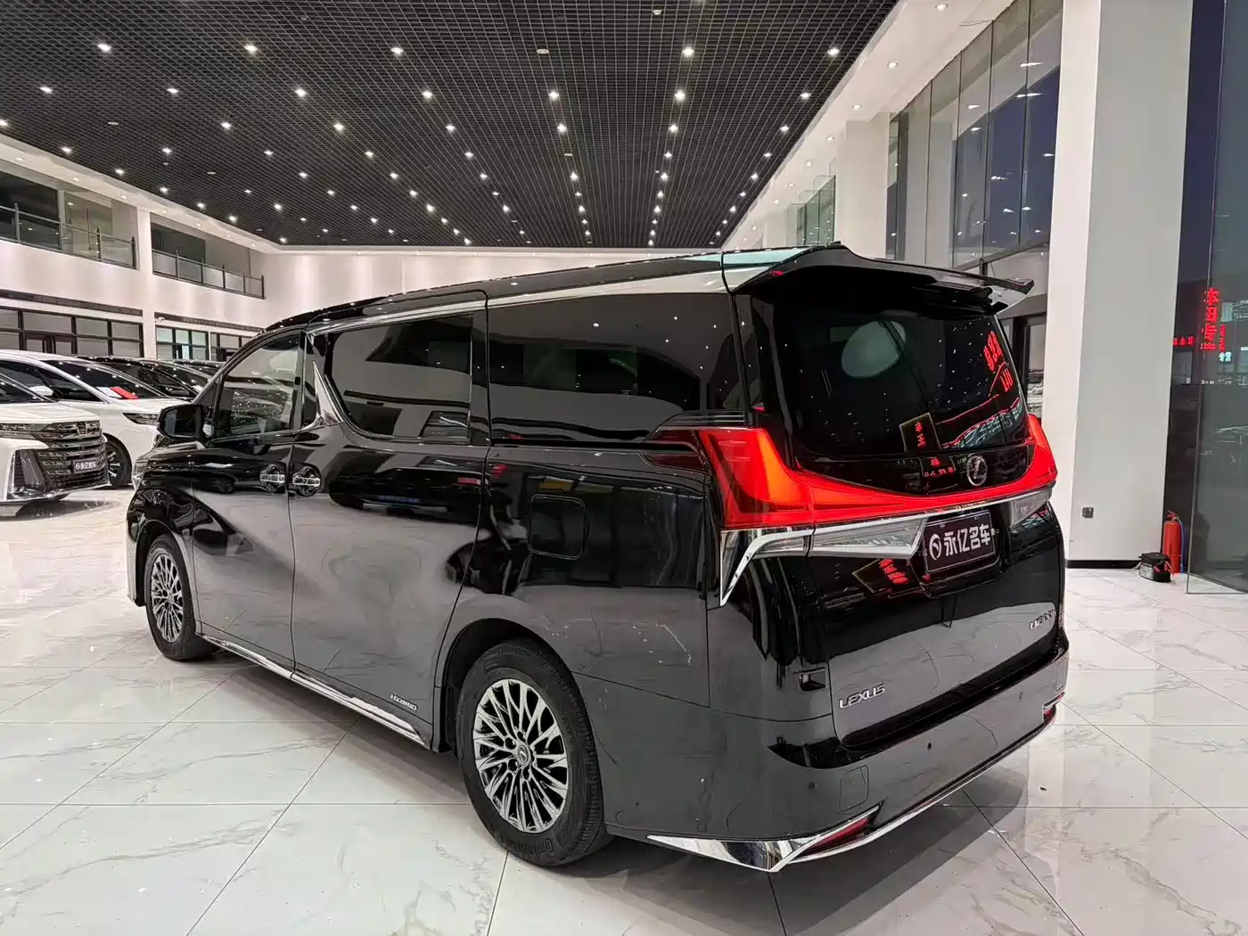 Lexus LM 2020 300h 4-Seat Imperial Edition фото 13