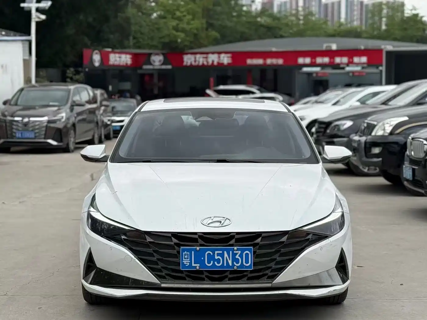 Hyundai Elantra 2021 1.5L CVT LUX Premium Edition фото 2
