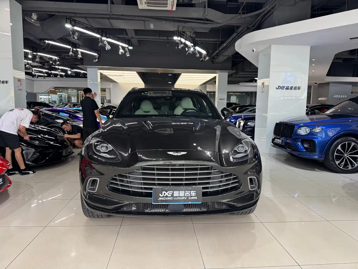 Aston Martin DBX 2025 2024 4.0T V8