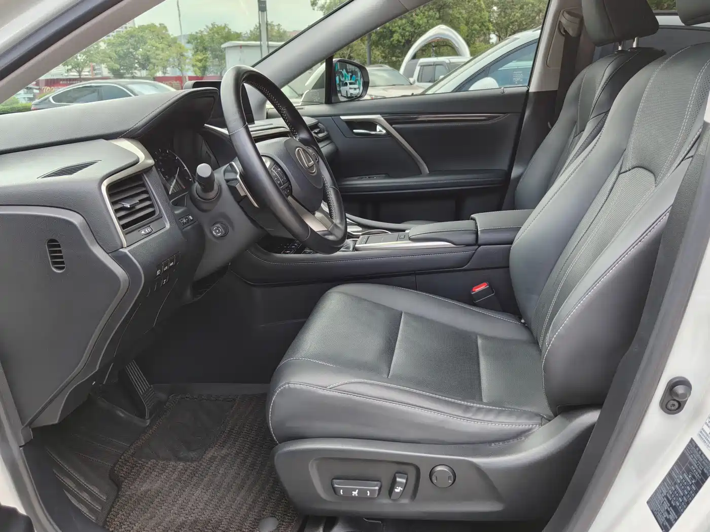 Фото 8 - Lexus RX