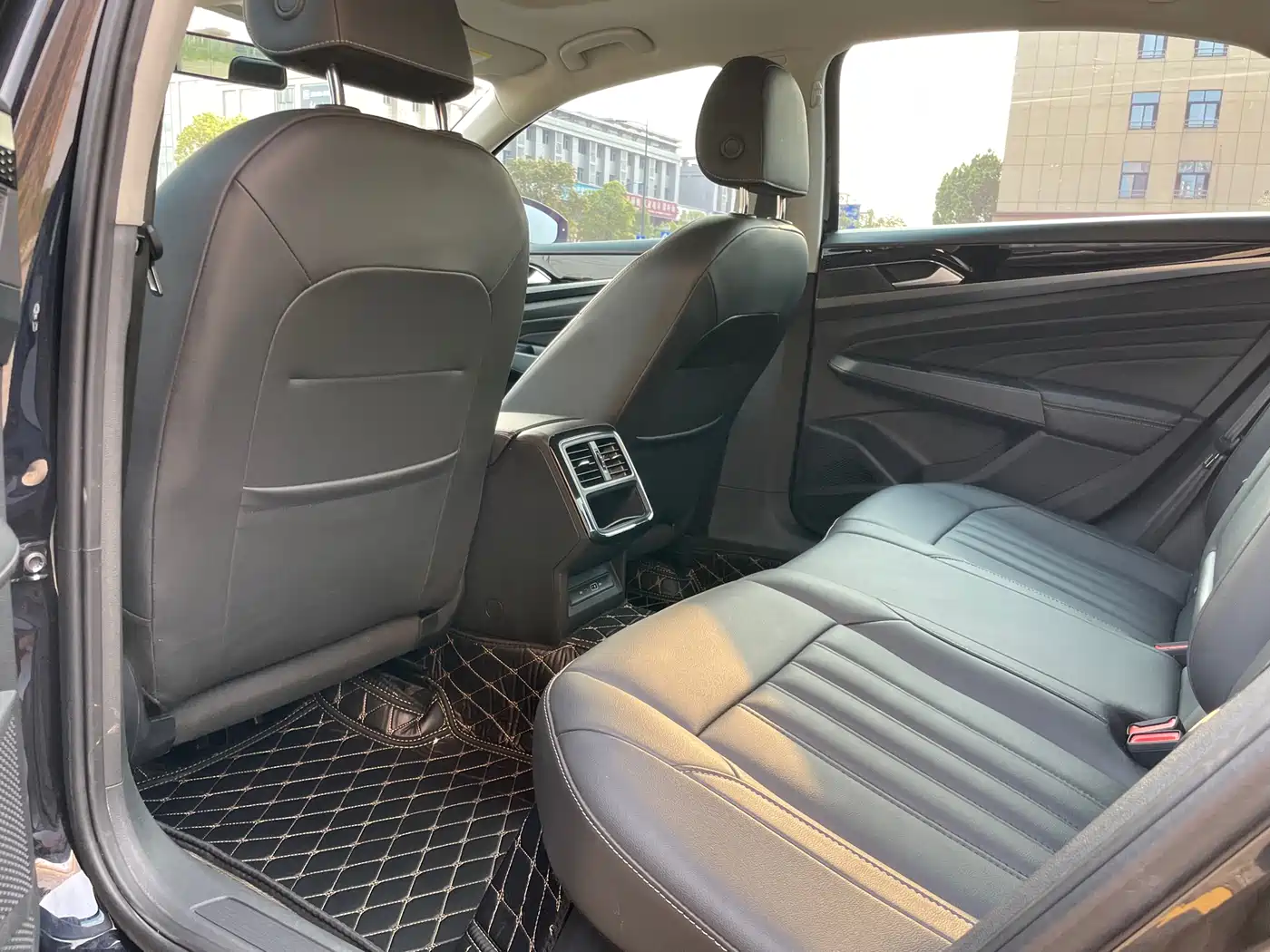 Volkswagen Passat 2023 280TSI Elite Edition фото 8